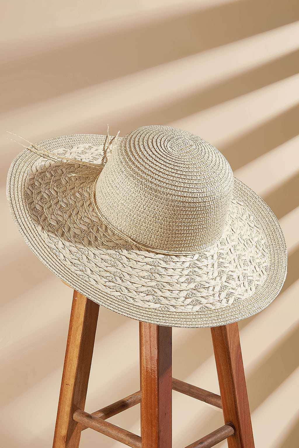 Sombrero de paja de ala ancha beige
