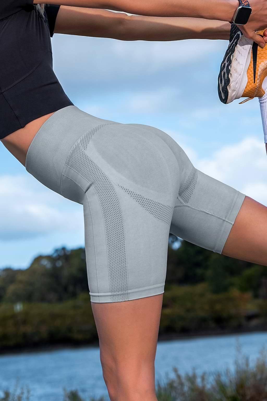 Graue knielange Sport-Shorts