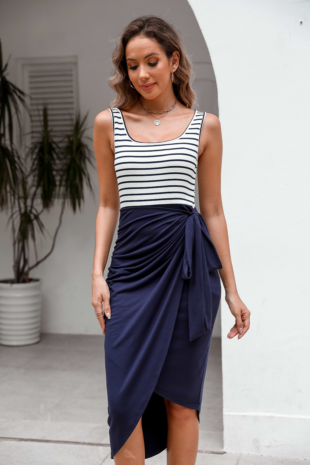 Vestido midi sin mangas con cuello en U a rayas y falda cruzada azul marino