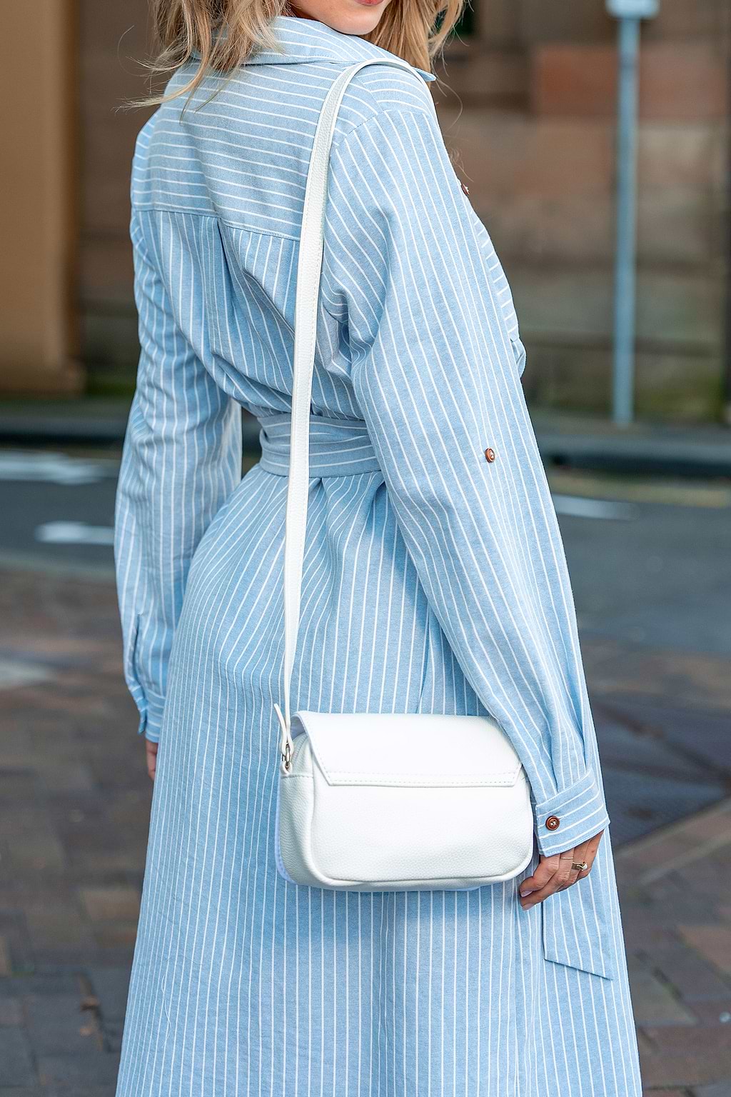 Vestido camisero midi con botones delanteros y cuello a rayas azules