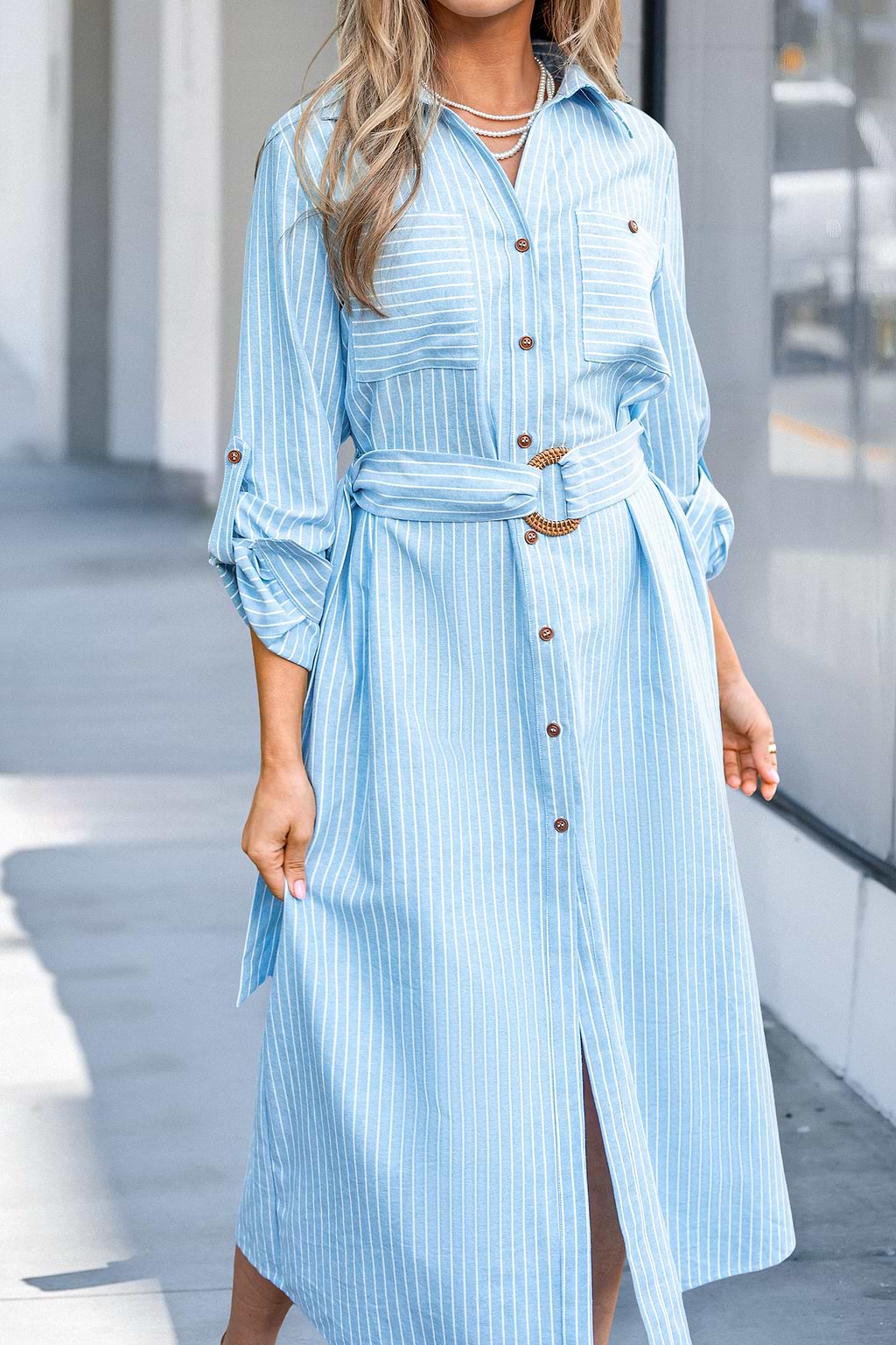 Vestido camisero midi con botones delanteros y cuello a rayas azules