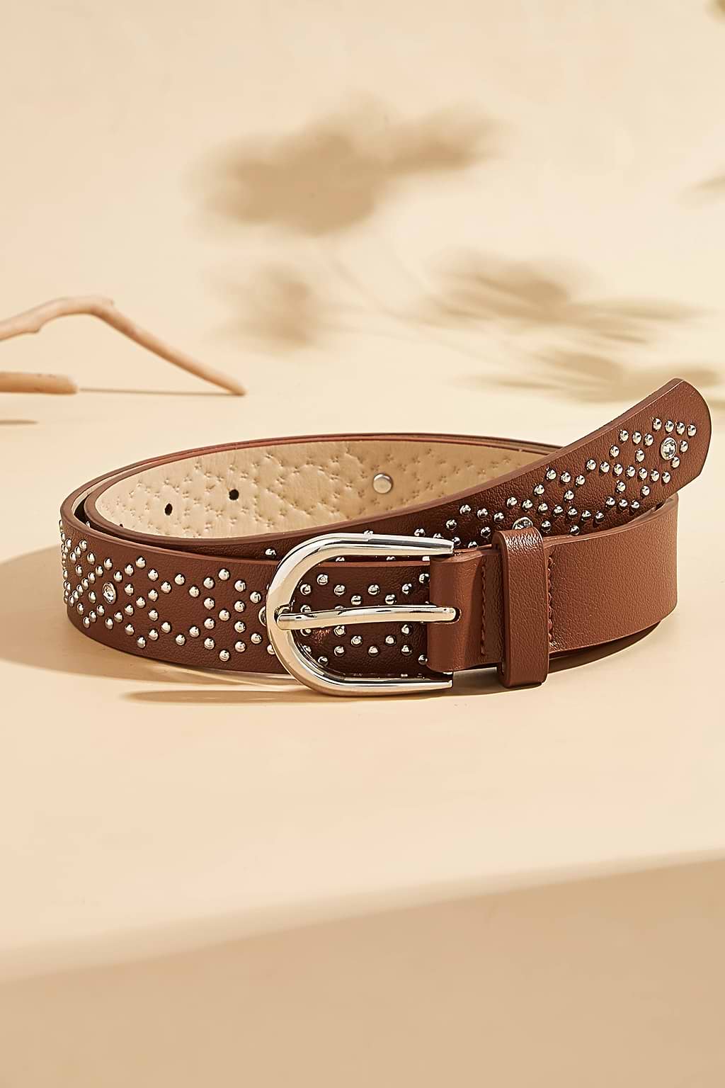 Brauner Kunstledergürtel mit silberfarbenen Nieten