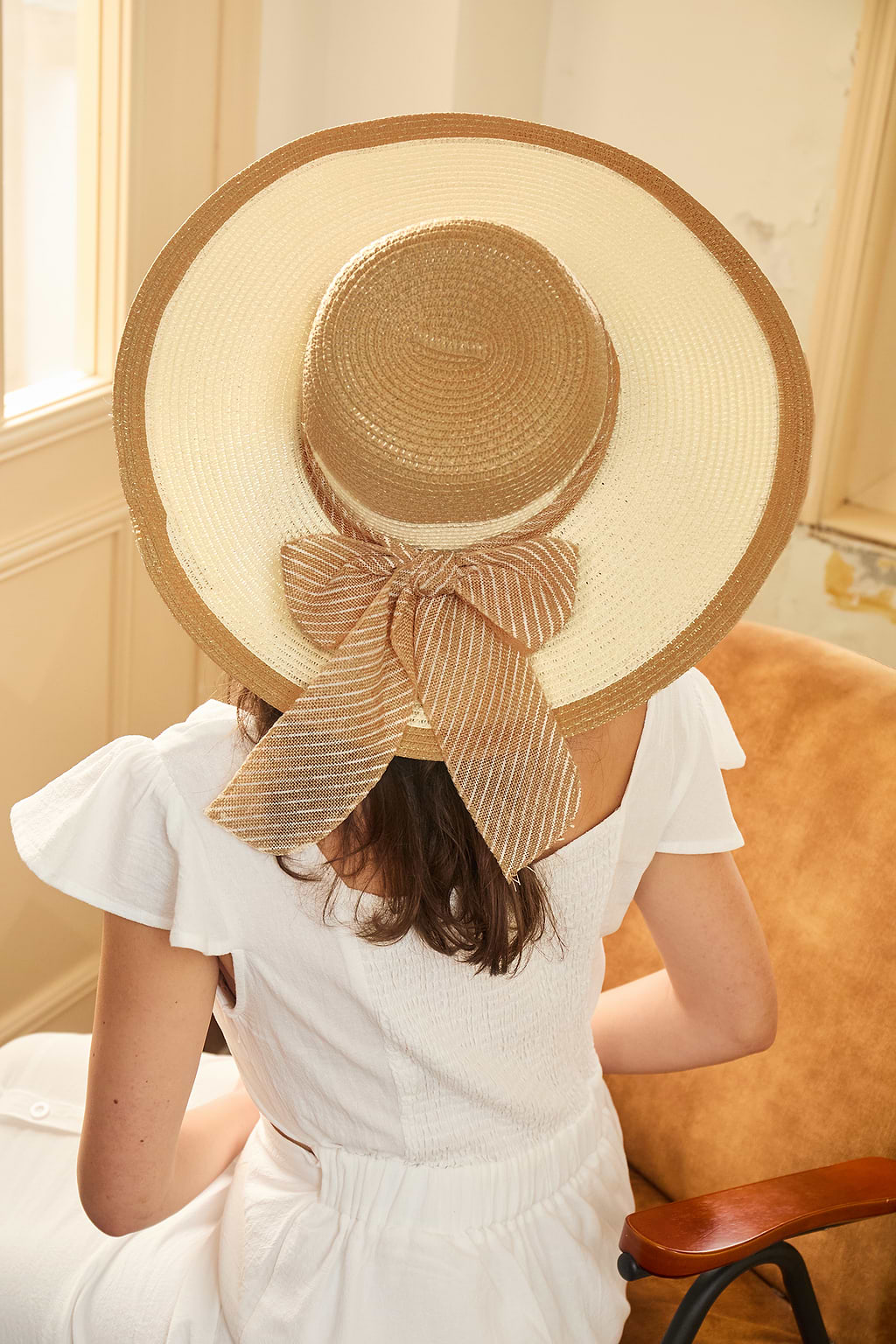 Chapeau en paille à blocs de couleur et large bord neutre