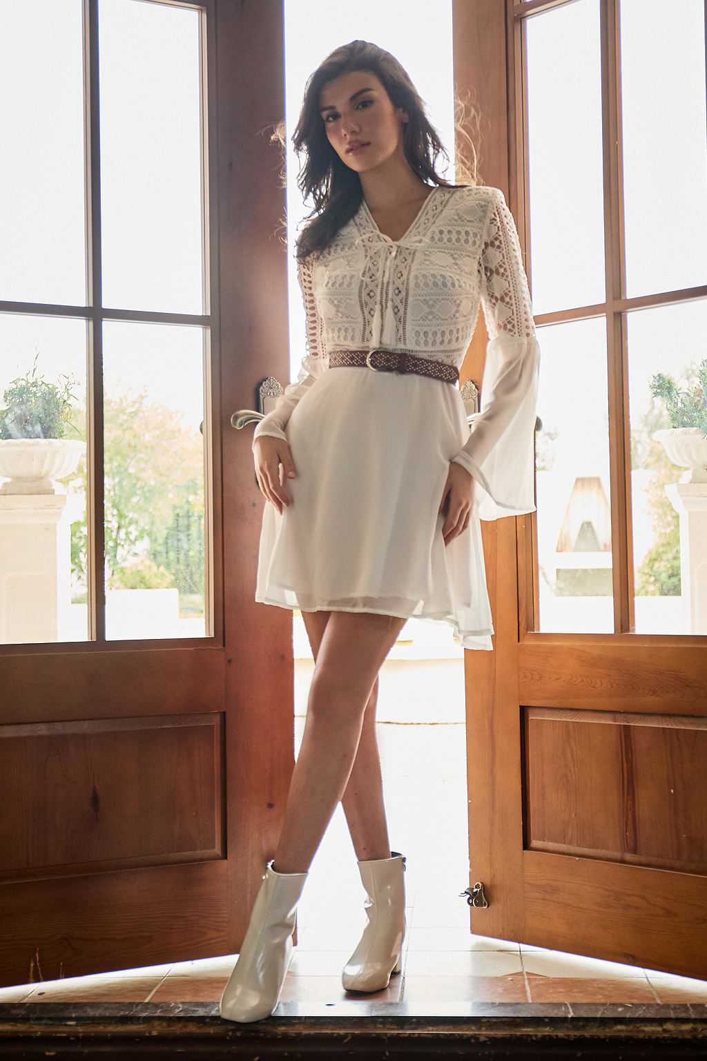 Brauner Kunstledergürtel mit silberfarbenen Nieten