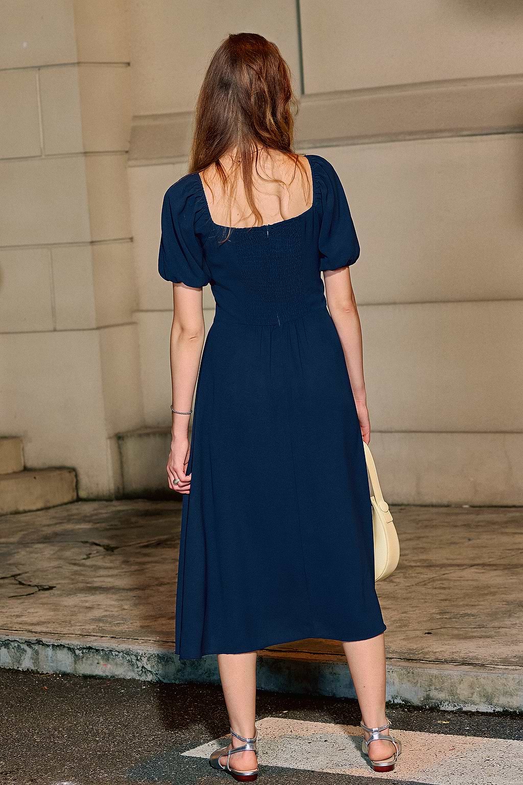 Robe midi avec col carré et manches bouffantes bleue
