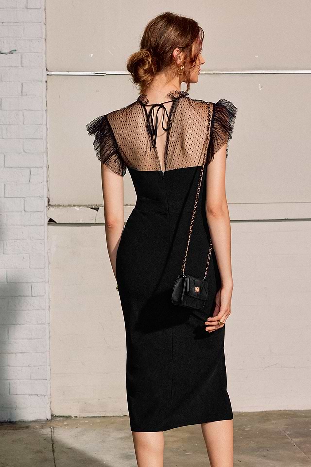 Vestido midi de malla con cuello alto y manga acampanada negro