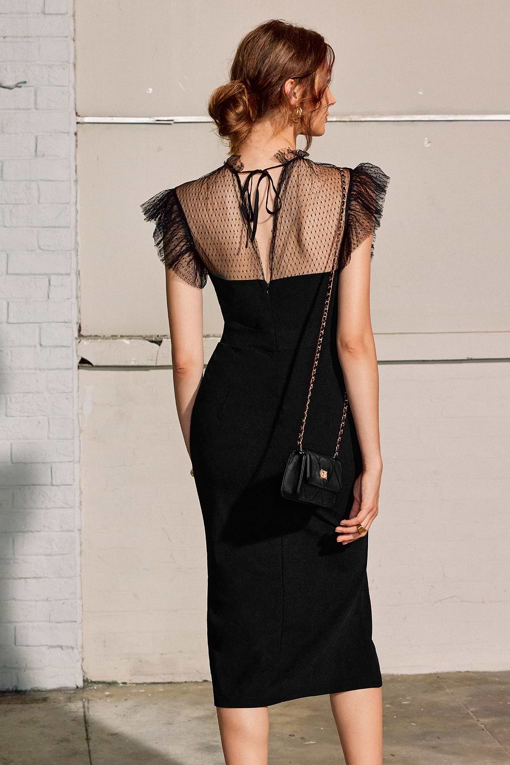 Schwarzes Mesh-Midikleid mit Stehkragen und Flatterärmeln