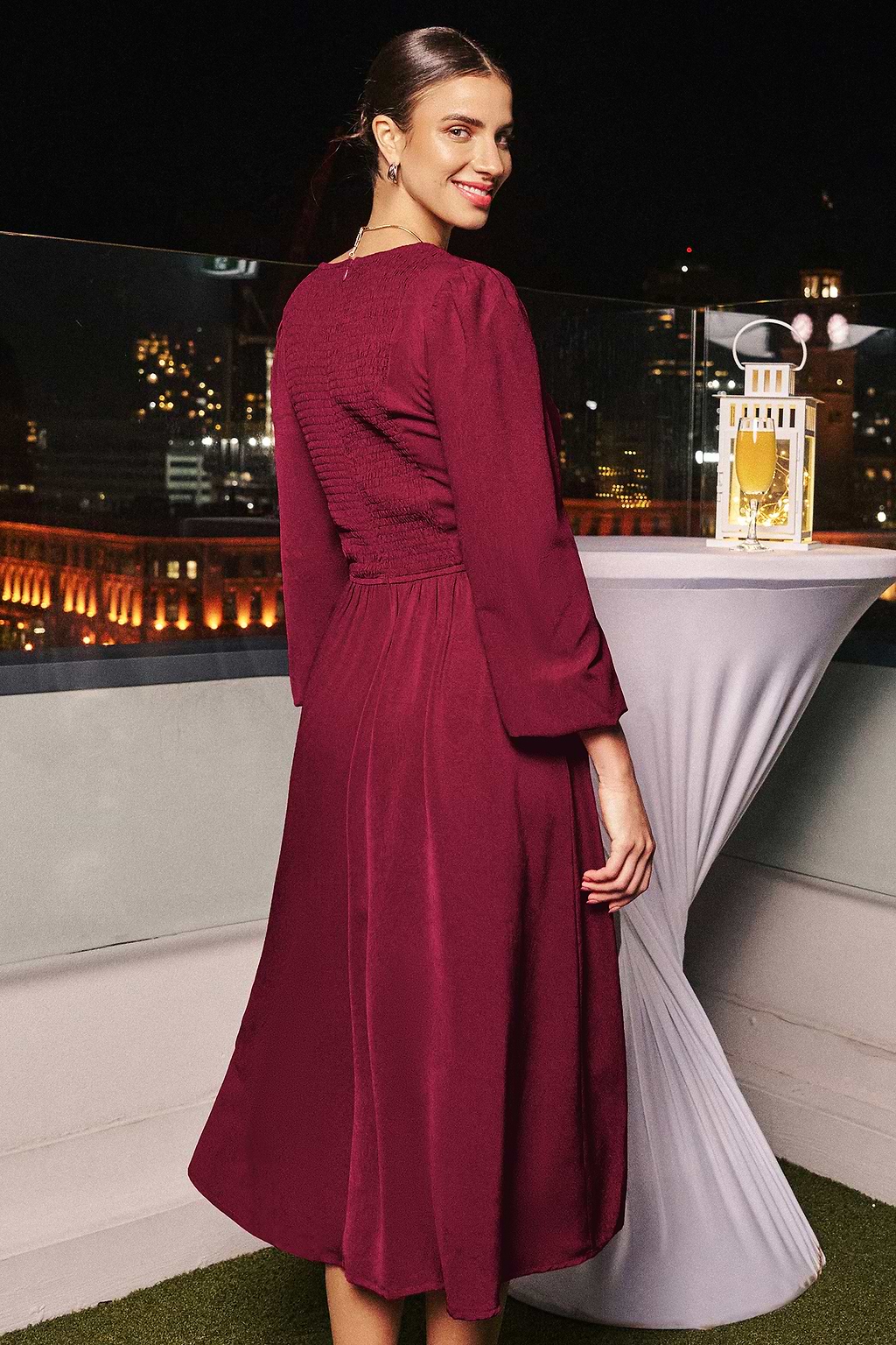 Vestido midi rojo con escote en forma de corazón y mangas abullonadas