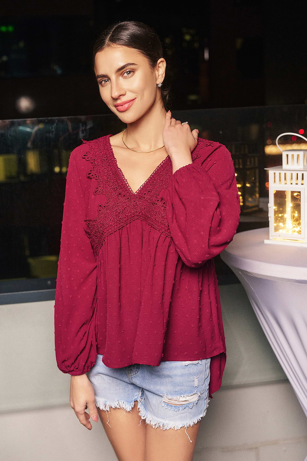 Haut à col en V en dentelle avec manches blouson