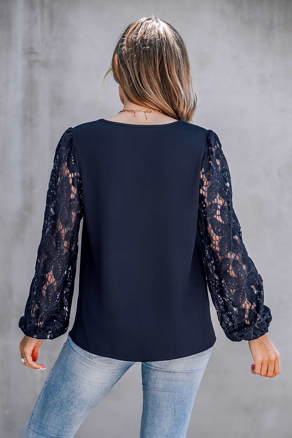 Blusa con escote en V festoneado y mangas de encaje azul marino