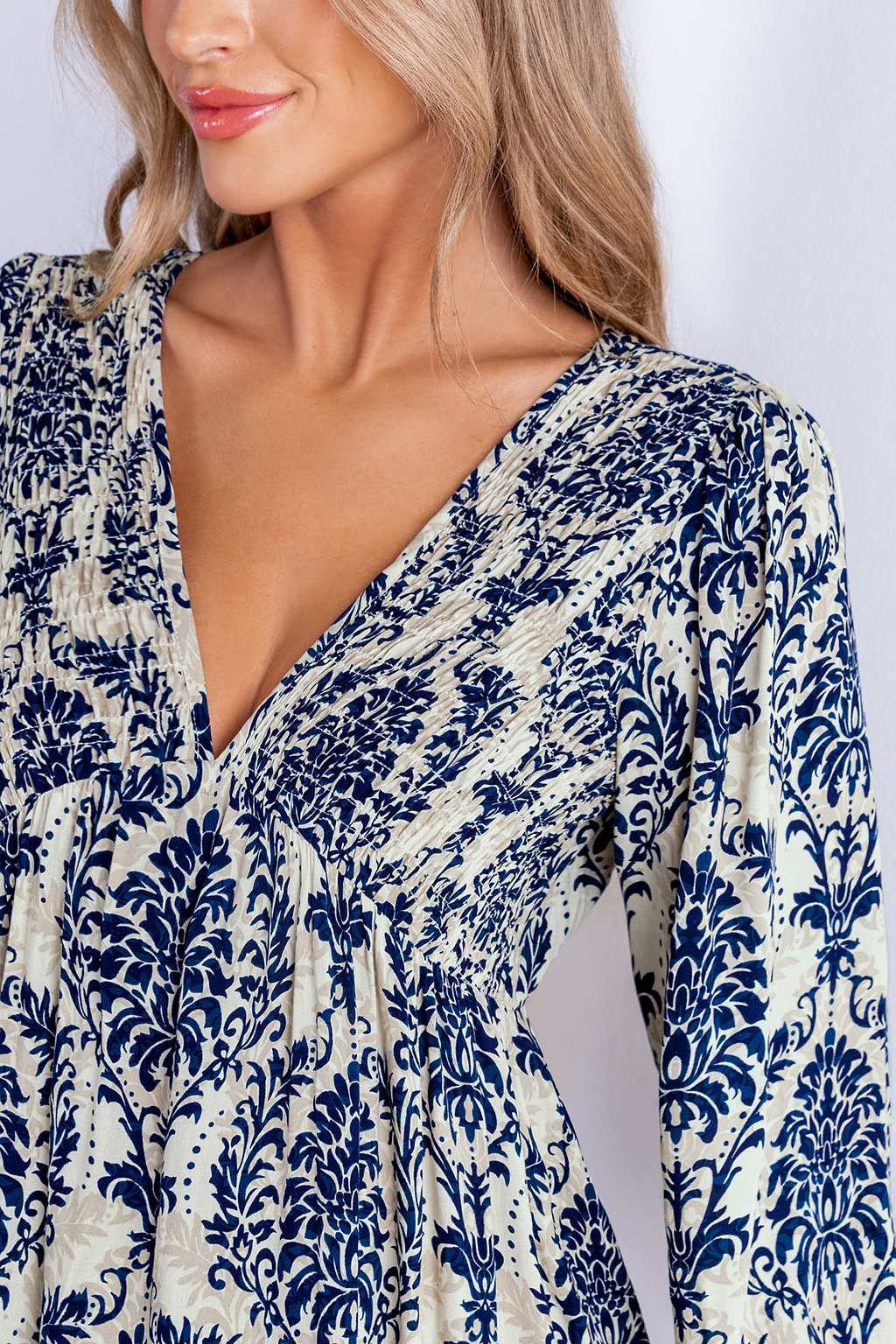 Minivestido adornado con mangas abullonadas y escote pronunciado