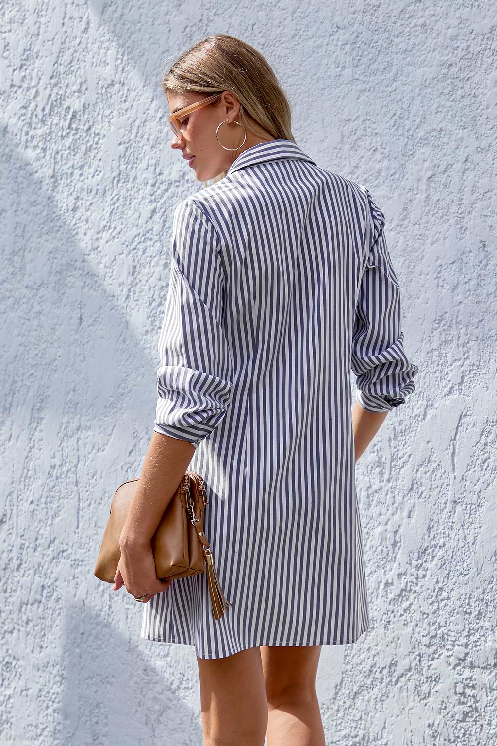 Vestido camisero corto de manga larga con cuello y rayas azules