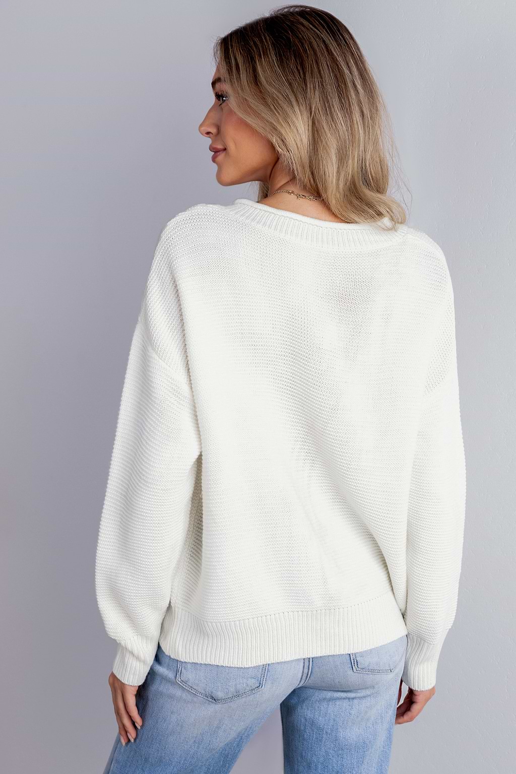 Weißer langärmeliger Pullover mit hängenden Schultern