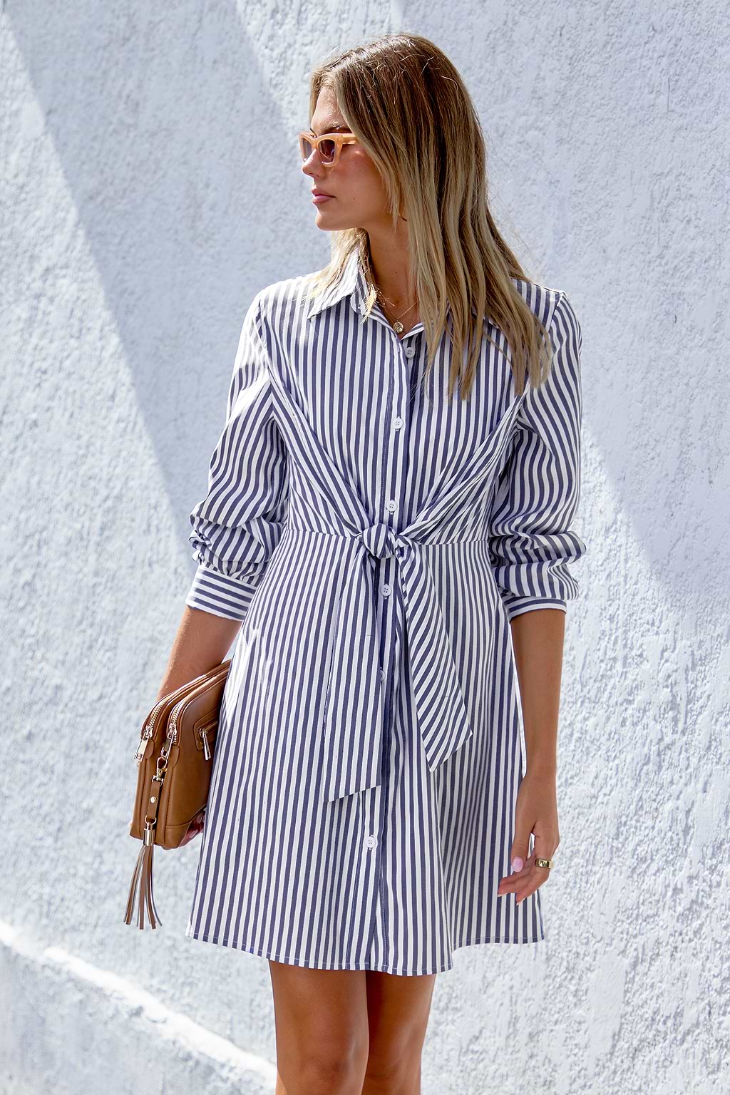 Vestido camisero corto de manga larga con cuello y rayas azules