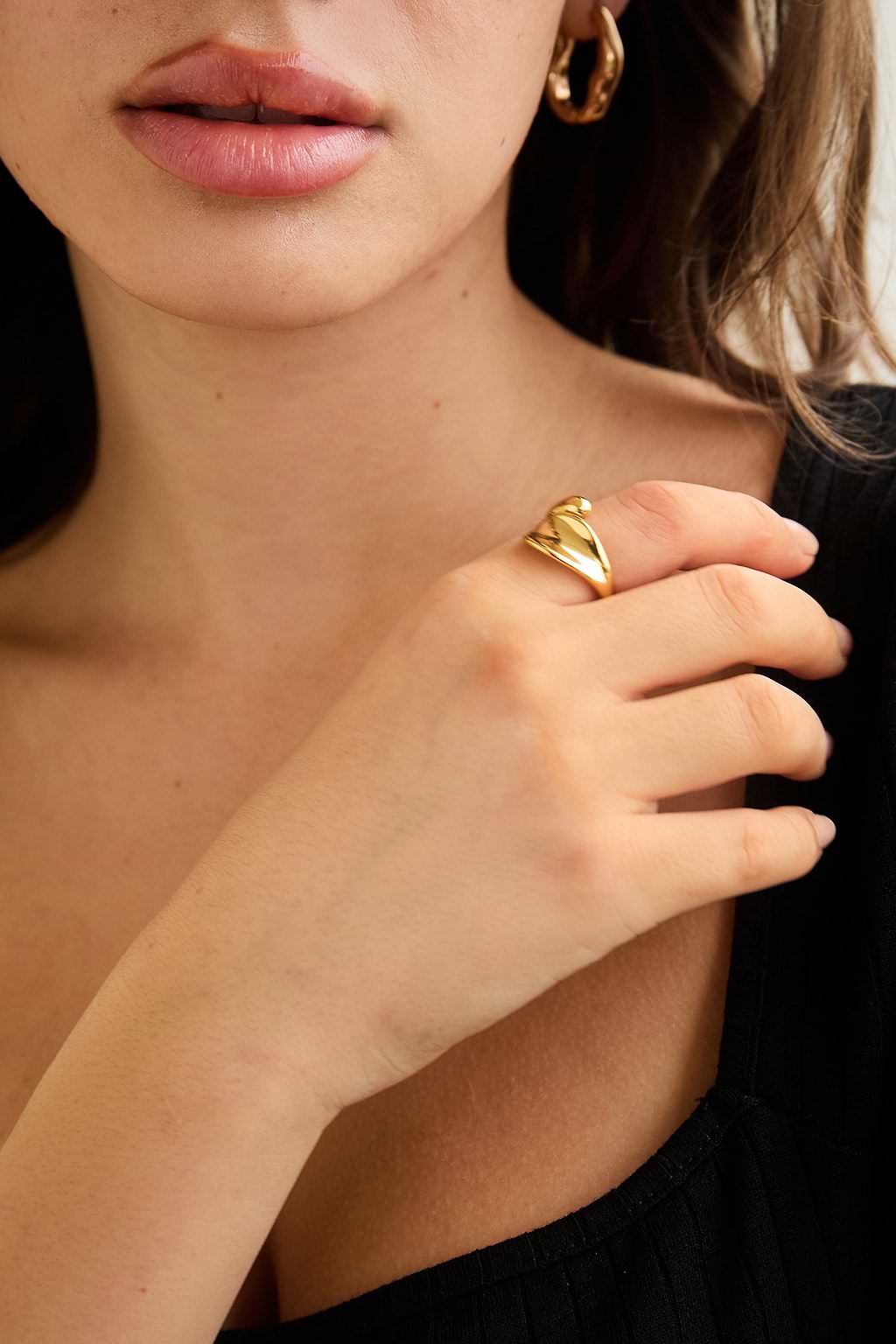 Anillo abierto asimétrico en tono dorado