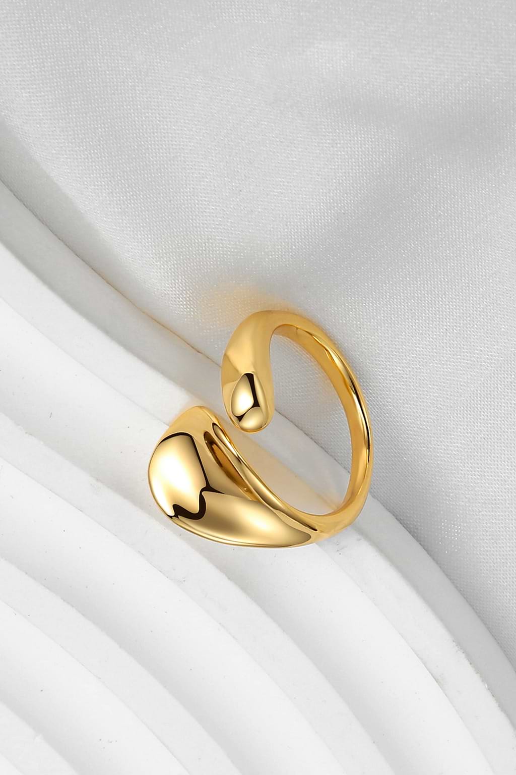 Anillo abierto asimétrico en tono dorado