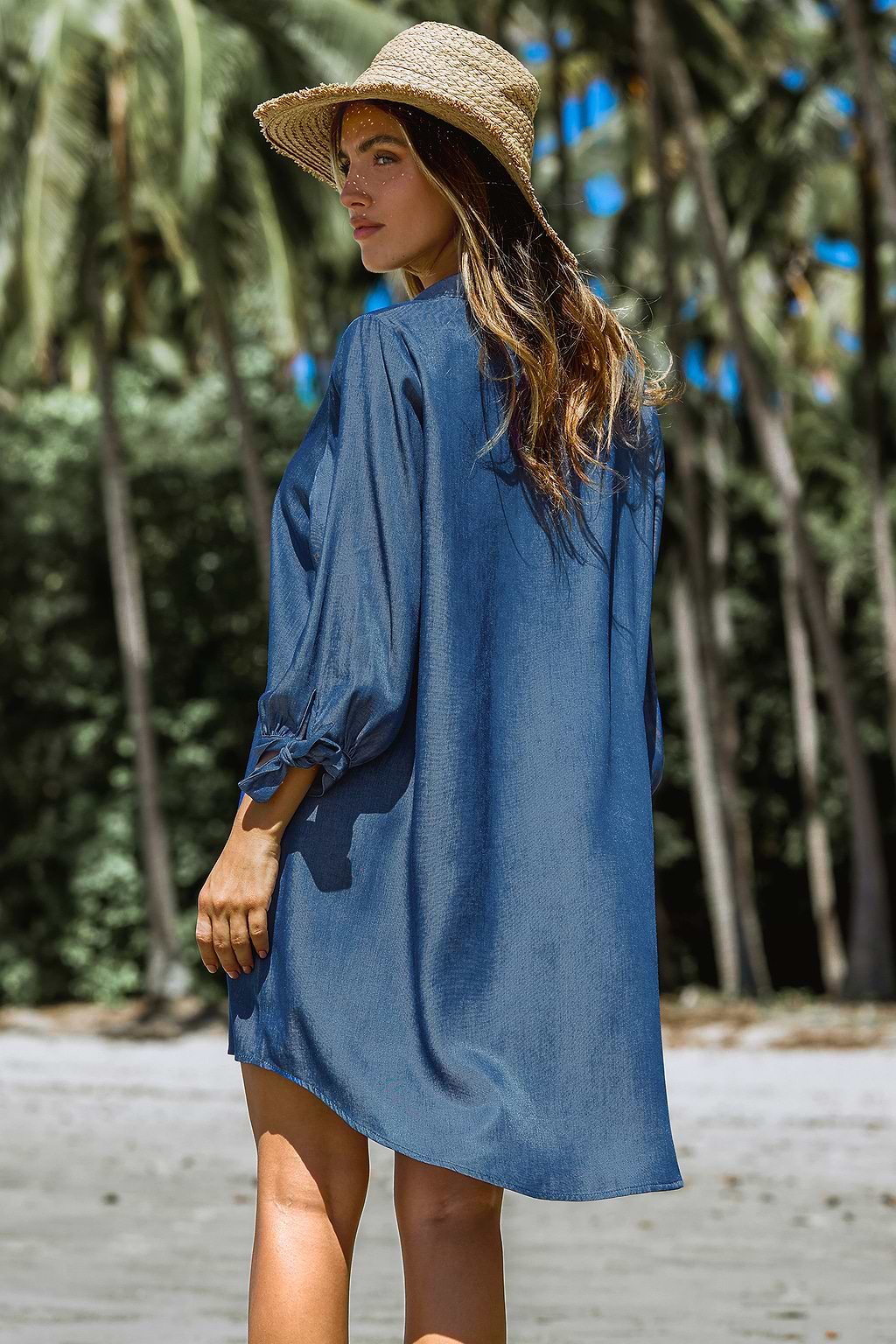 Blaues Minikleid mit Kragen und Knopfleiste