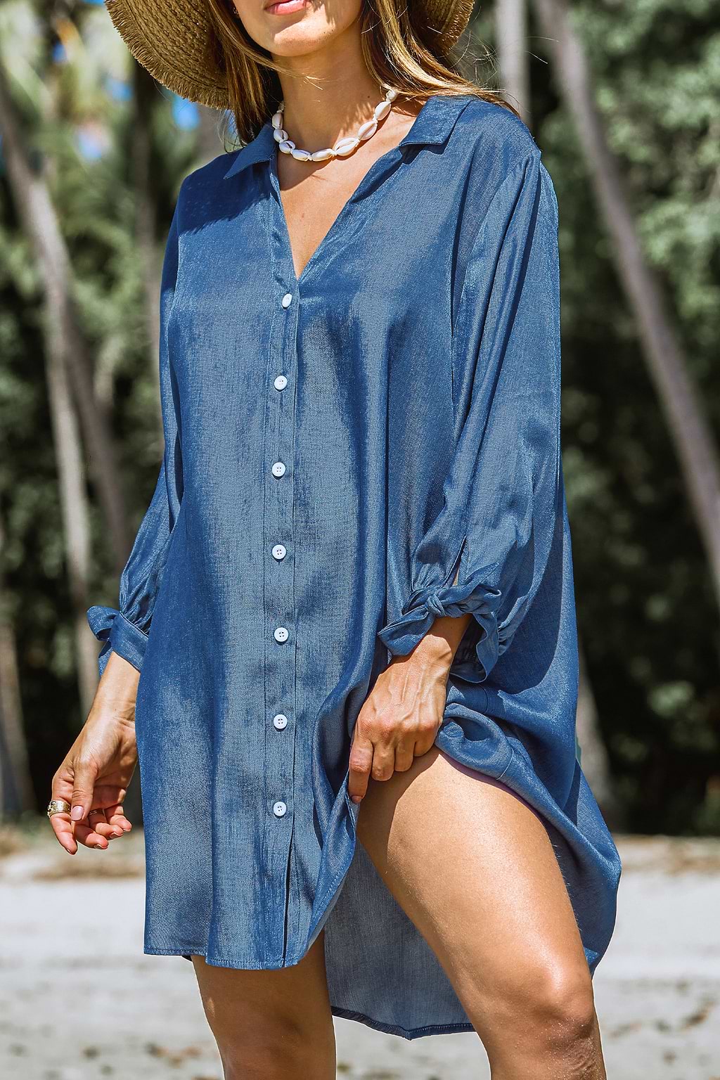 Blaues Minikleid mit Kragen und Knopfleiste