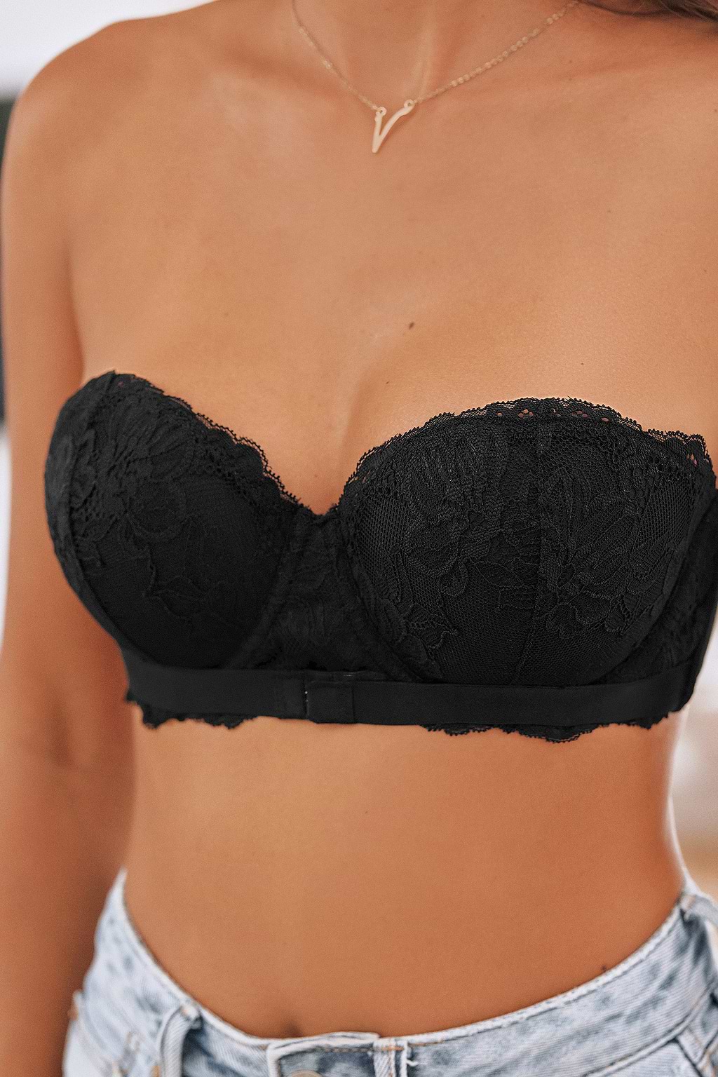 Soutien-gorge push-up sans bretelles en dentelle noire