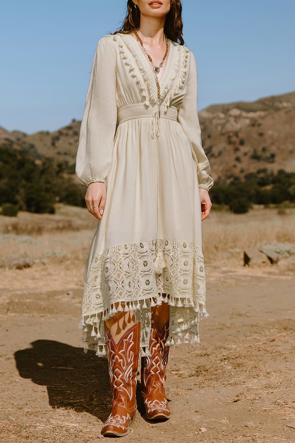 Vestido midi con mangas abullonadas y escote pronunciado en color albaricoque