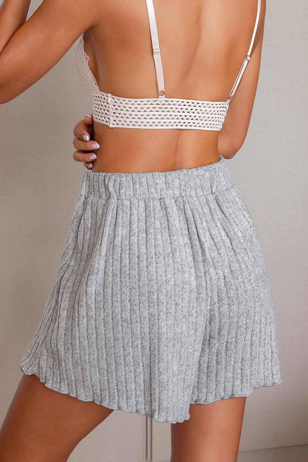 Graue Rippenstrick-Shorts mit lockerem Bein