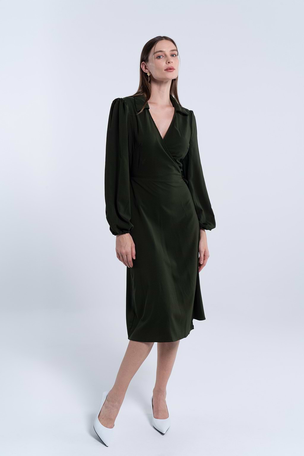 Olivgrünes Kleid mit Bauernärmeln