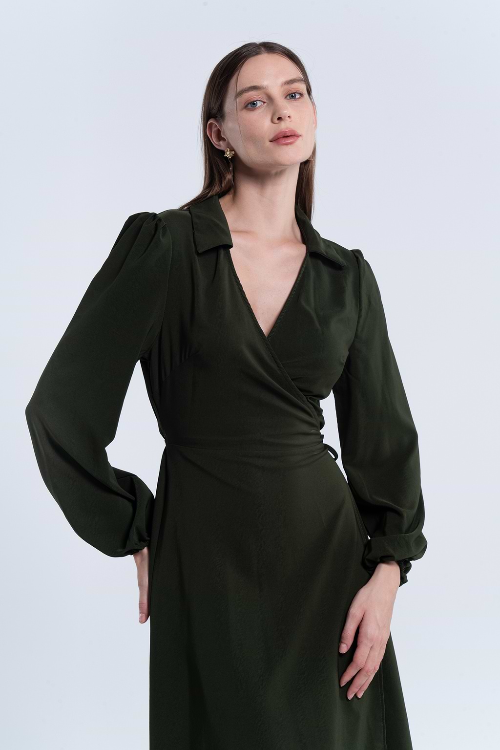 Olivgrünes Kleid mit Bauernärmeln