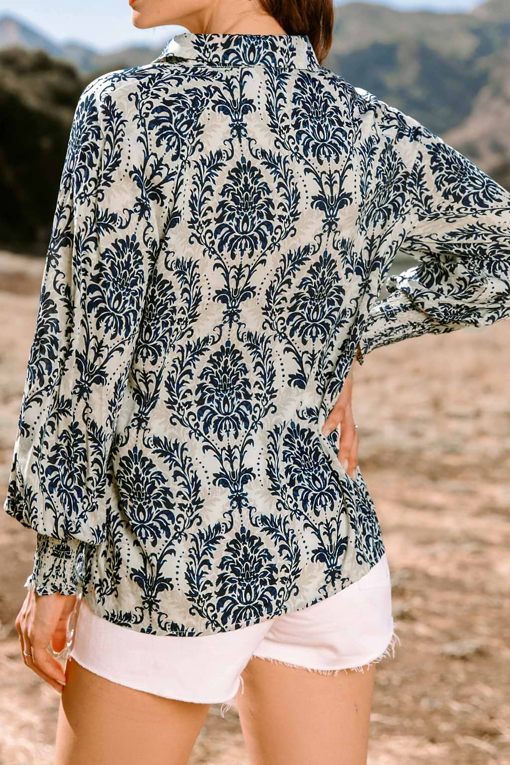 Chemise à boutons sur le devant et manches bouffantes ornée