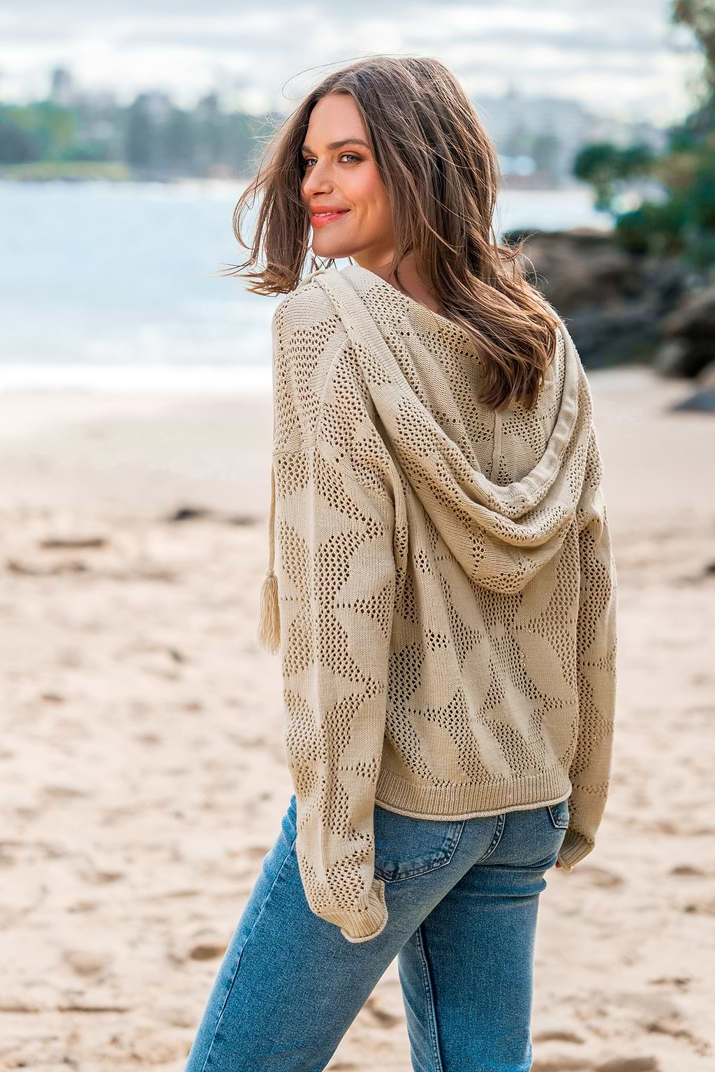 Khakifarbener gehäkelter Langarmpullover mit Kapuze