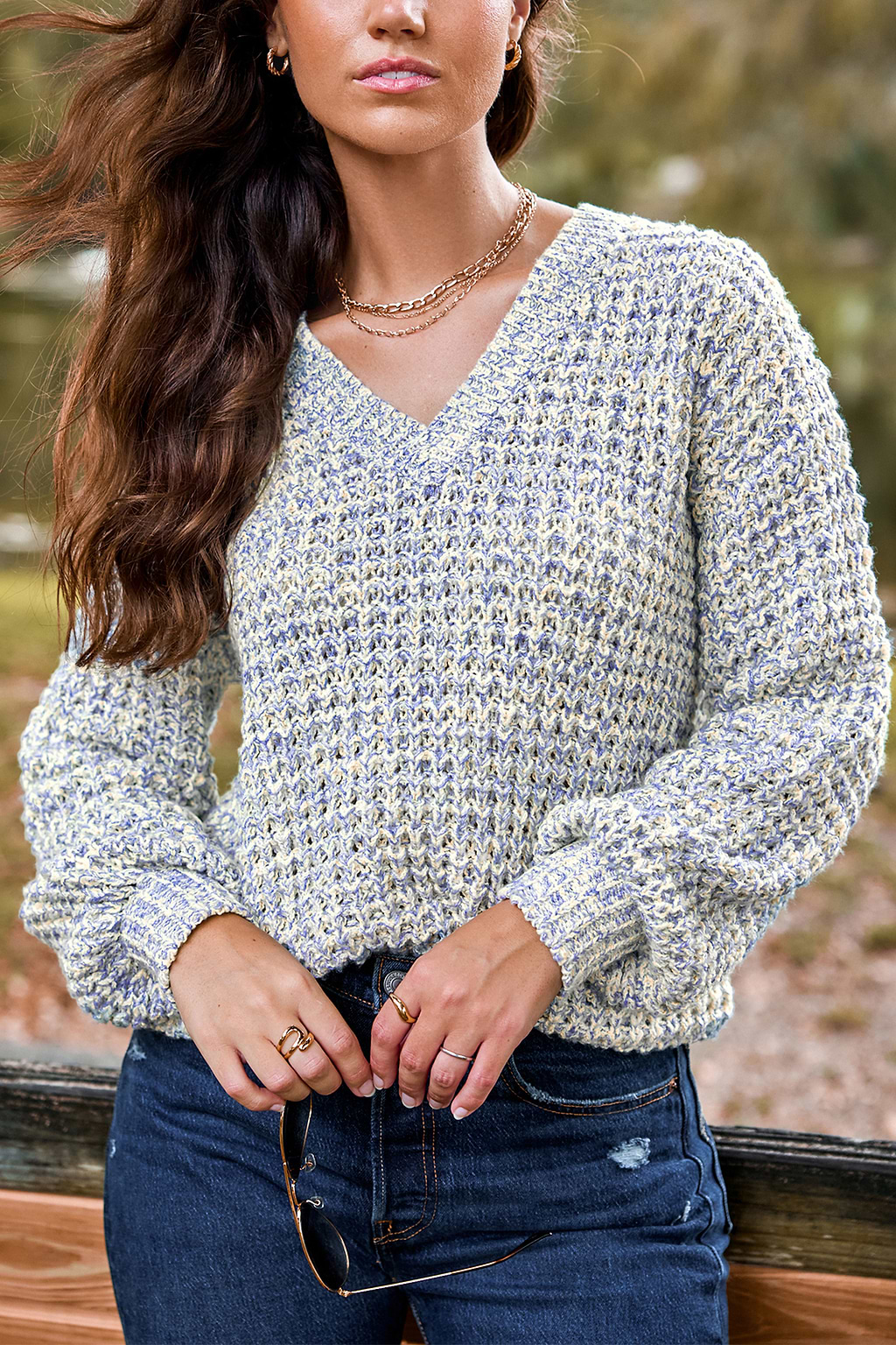 Suéter de punto con mangas abullonadas y cuello en V de color azul claro