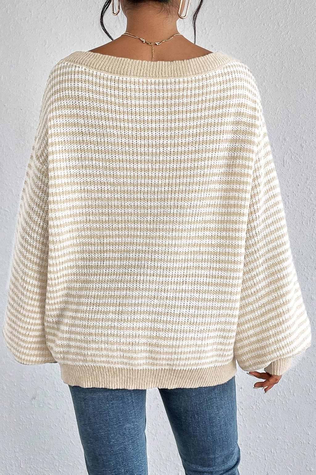 Khaki trui met wijde hals en lange mouwen