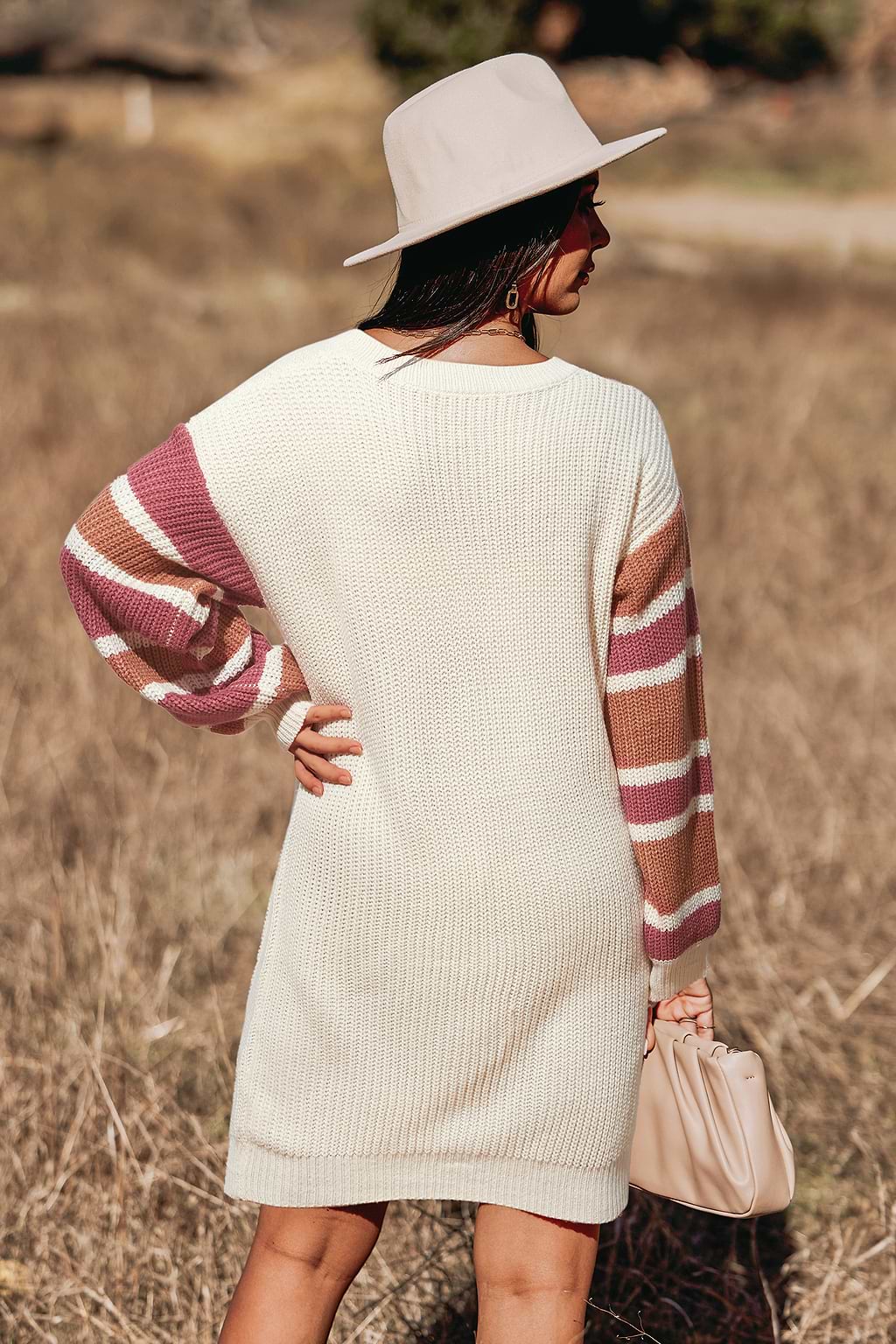 Vestido corto holgado de punto con escote en V y manga larga a rayas