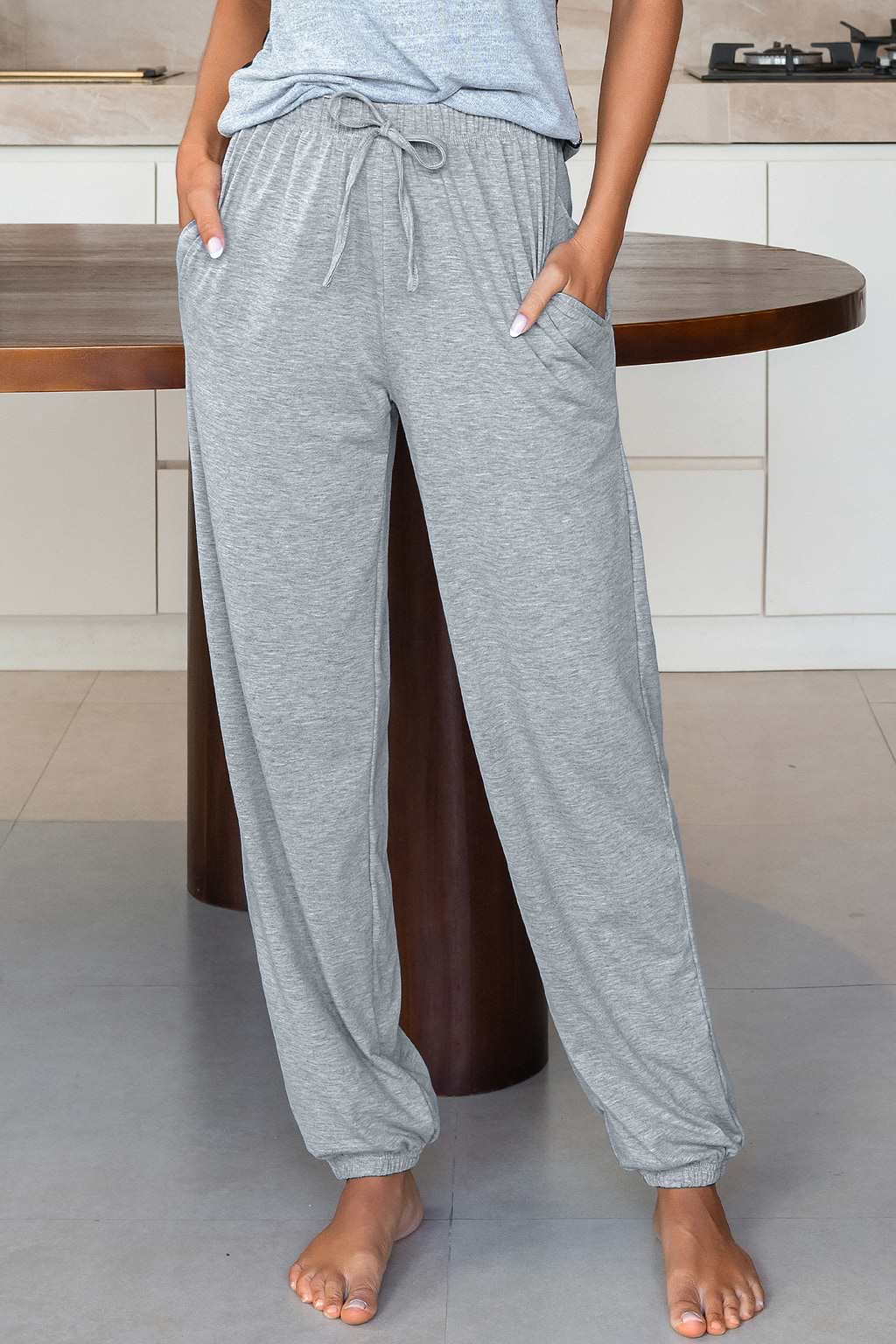 Pantalon confort gris à taille élastique et jambes fuselées