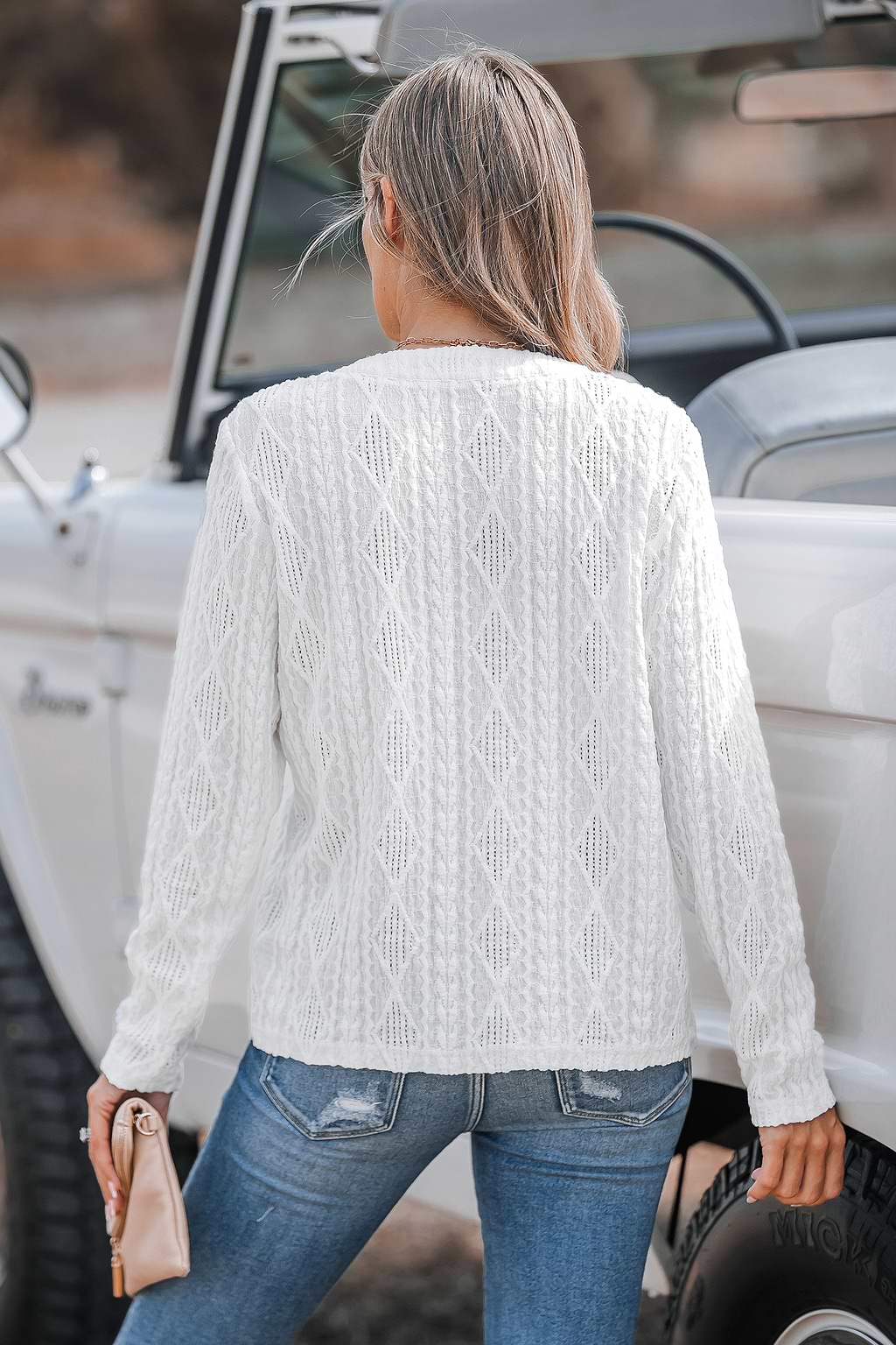 Blusa blanca de manga larga con escote abierto