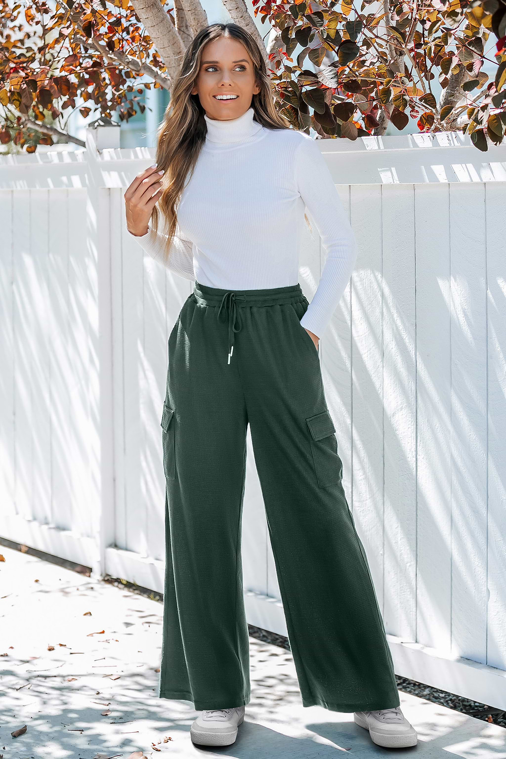 Zielone spodnie robocze ze ściągaczem w pasie i szerokimi nogawkami