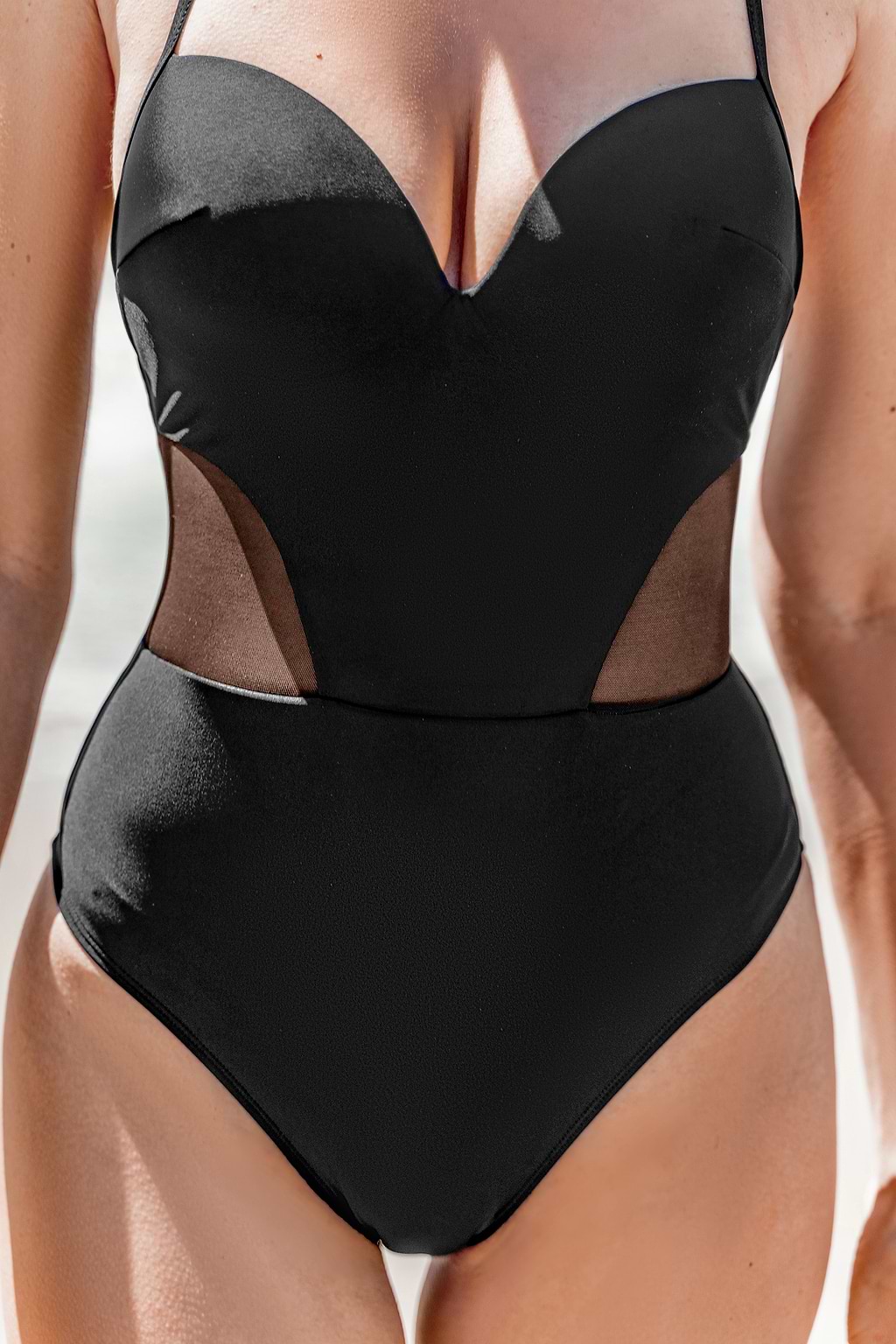 Traje de baño de una pieza con espalda con cordones y escote en forma de corazón en color negro
