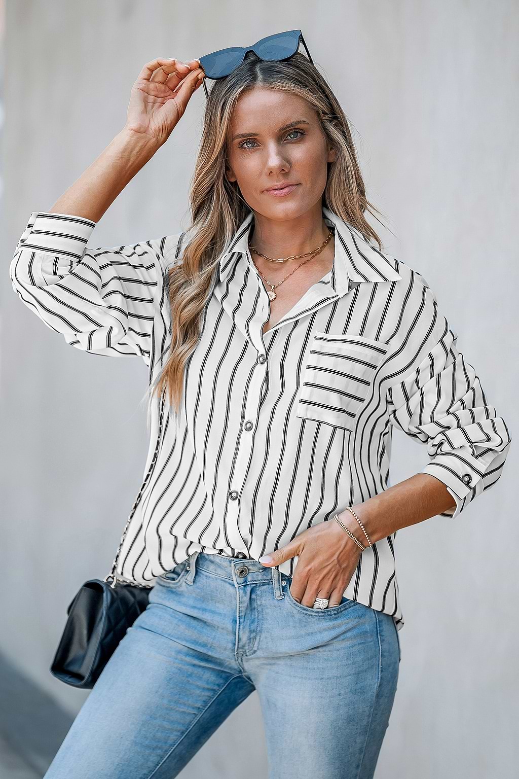 Schwarz-weiß gestreifte Bluse mit Kragen und Knopfleiste