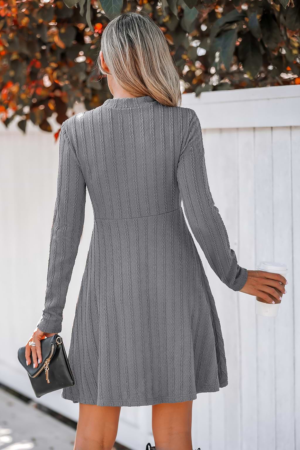 Robe courte à col rond et manches longues grise