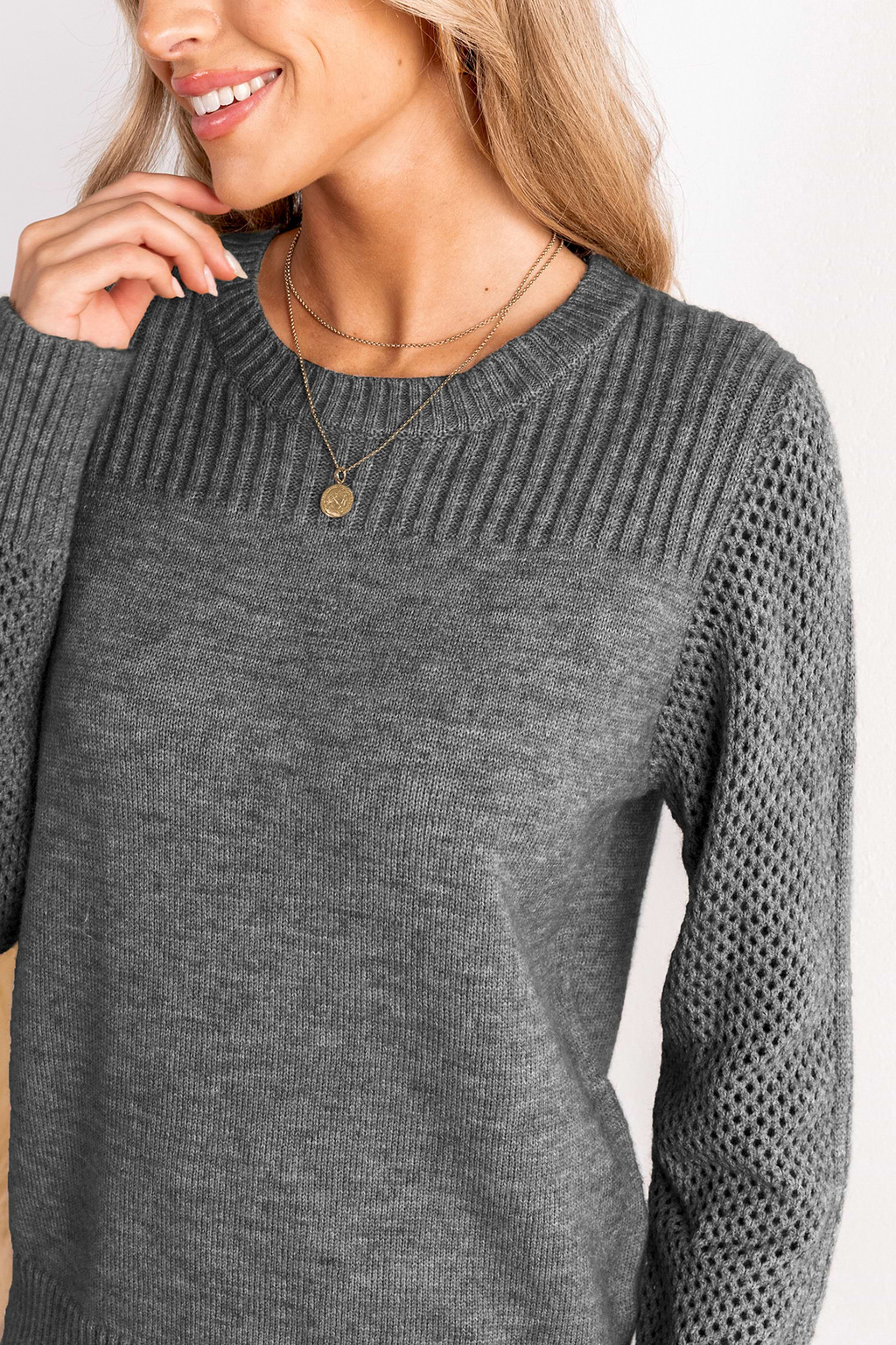 Grauer Rippenstrickpullover mit Rundhalsausschnitt