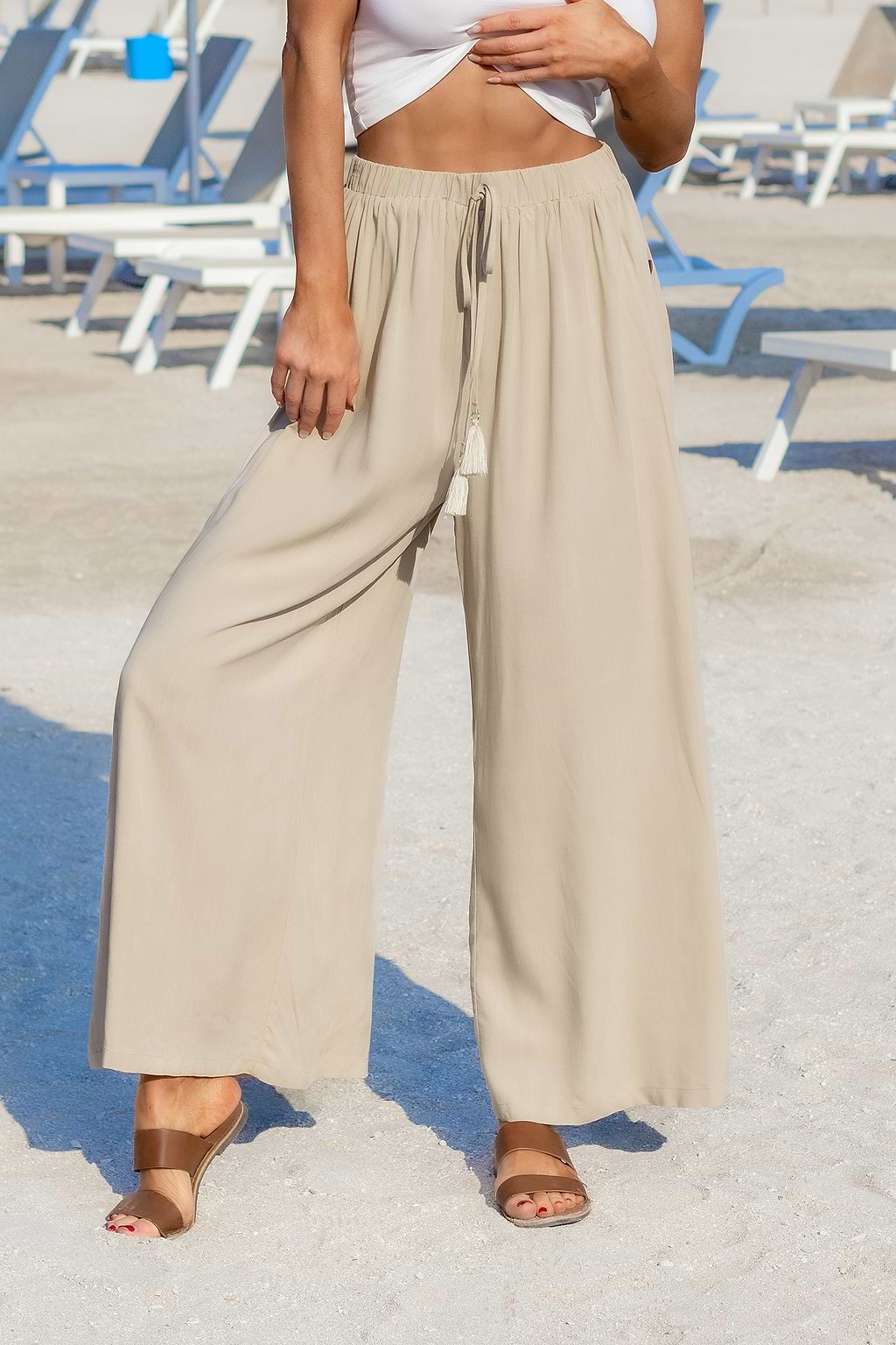 Hose mit seitlichen Knöpfen zum Schnüren und Quasten