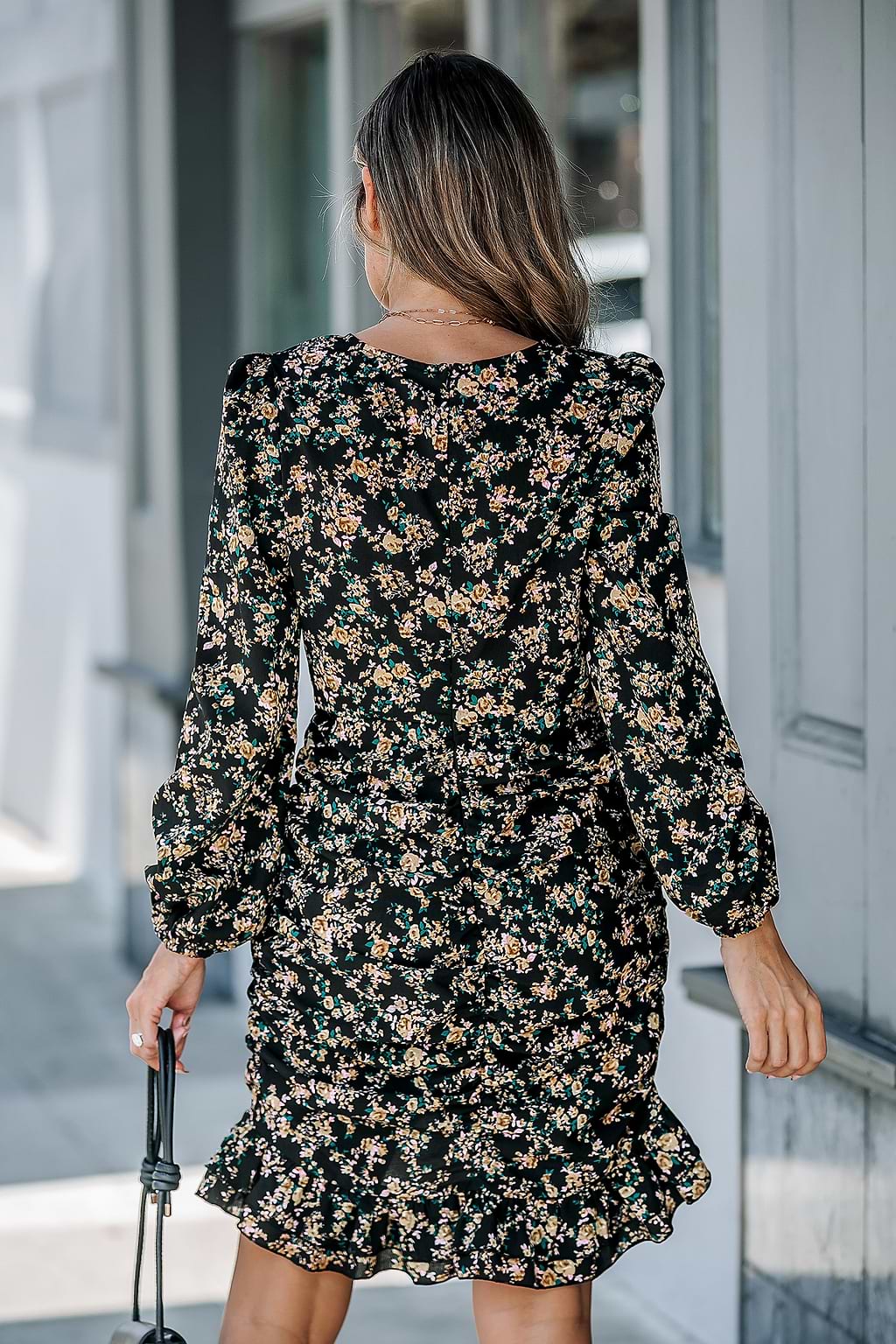 Geblümtes Minikleid mit Rüschen und Puffärmeln