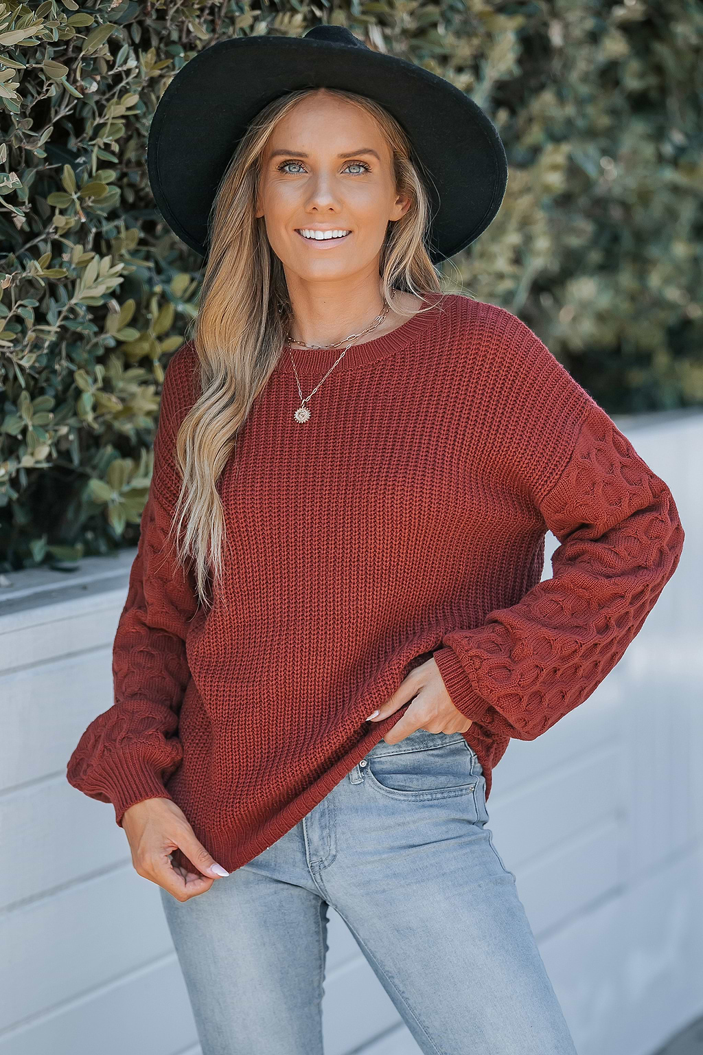 Ziegelfarbener Rundhalspullover mit langen Puffärmeln