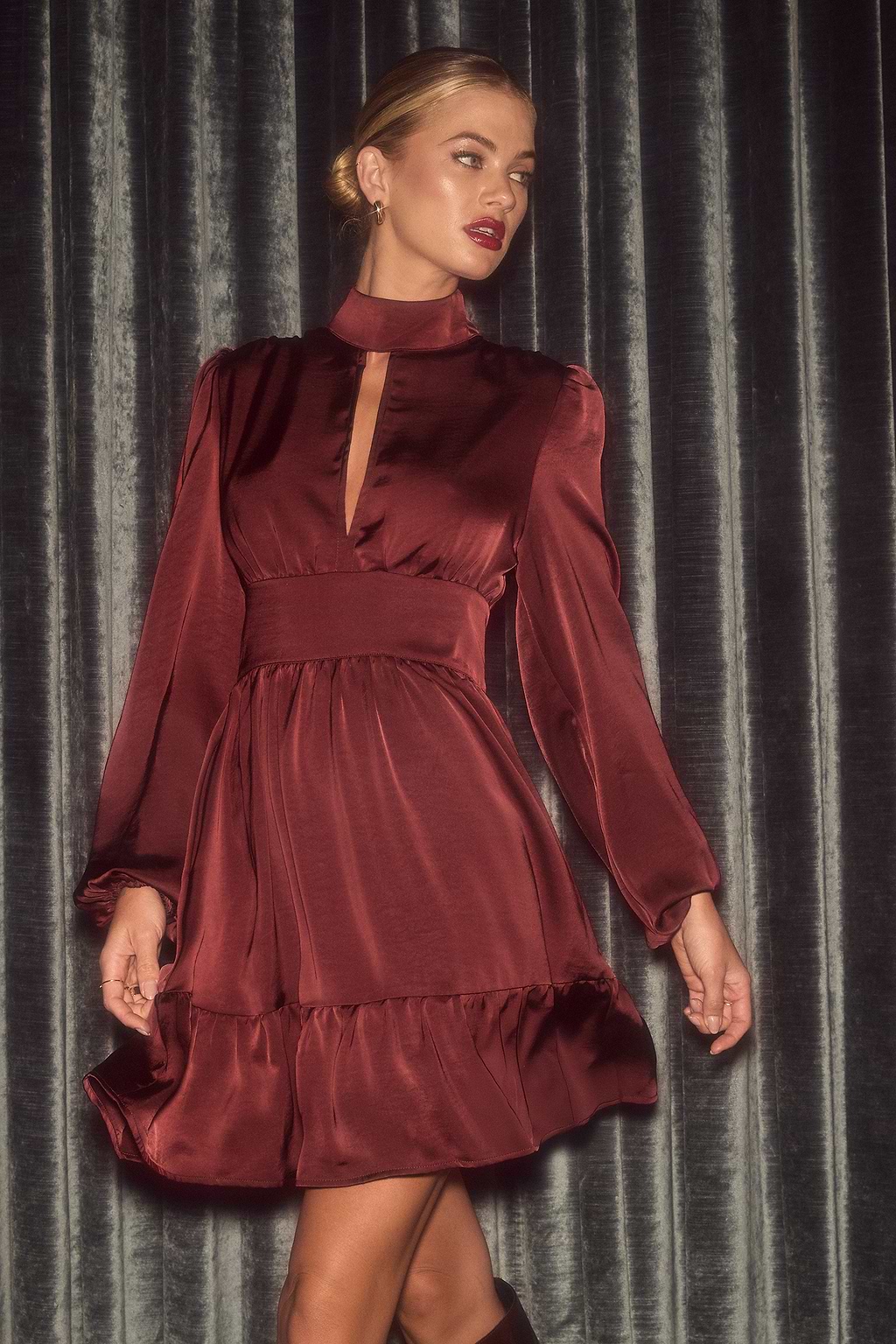 Vestido mini rojo con cuello alto  manga larga y volantes