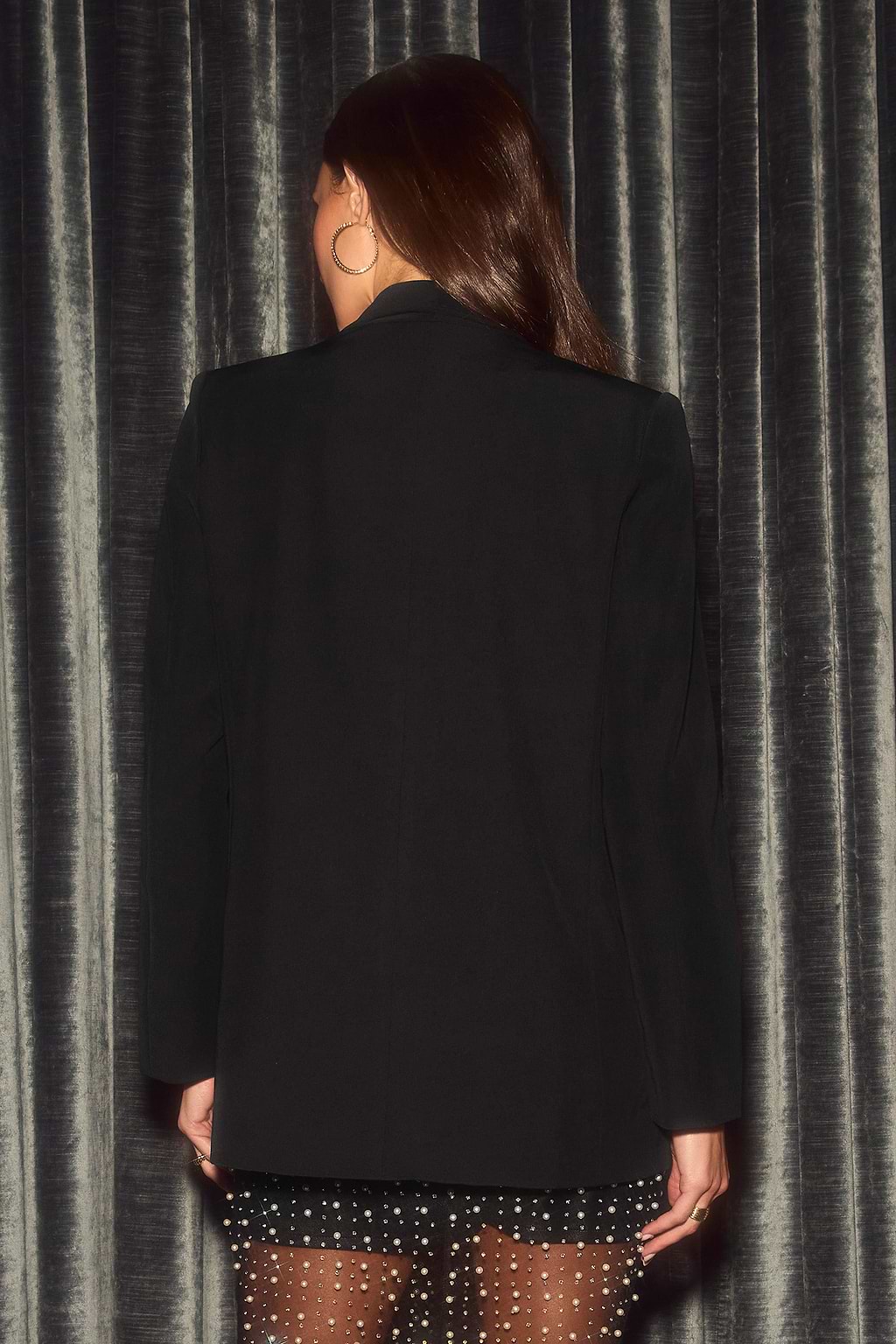 Blazer negro de manga larga con abertura frontal