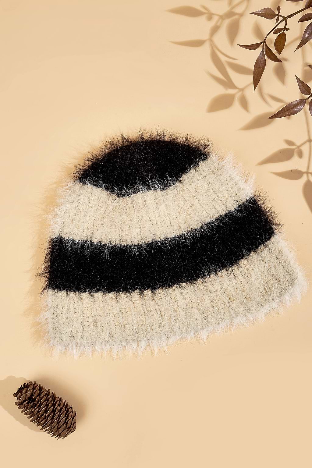 Bonnet en tricot flou avec rayures noires et blanches