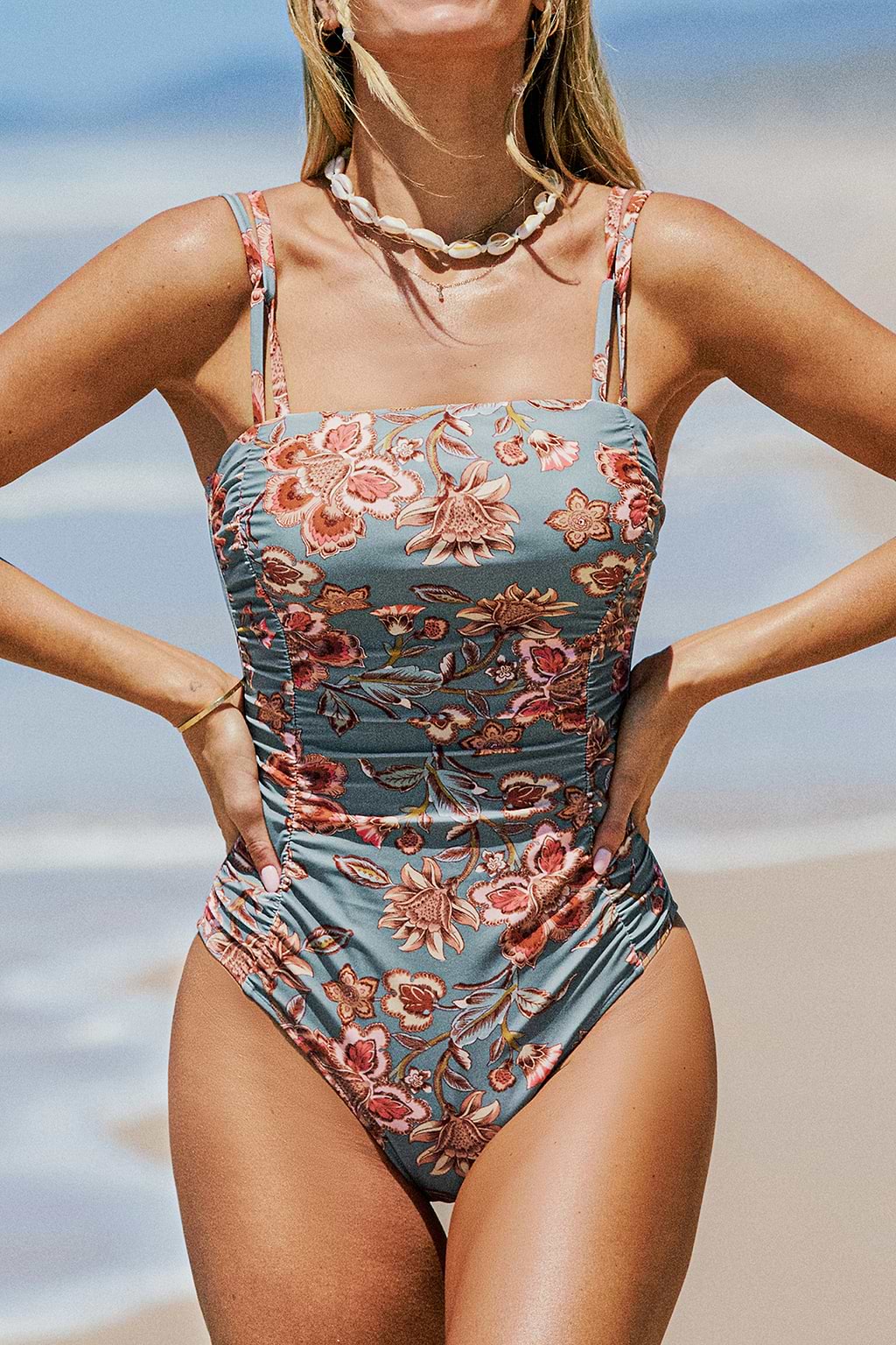 Traje de baño de una pieza con escote cuadrado y frunces con efecto de control de abdomen