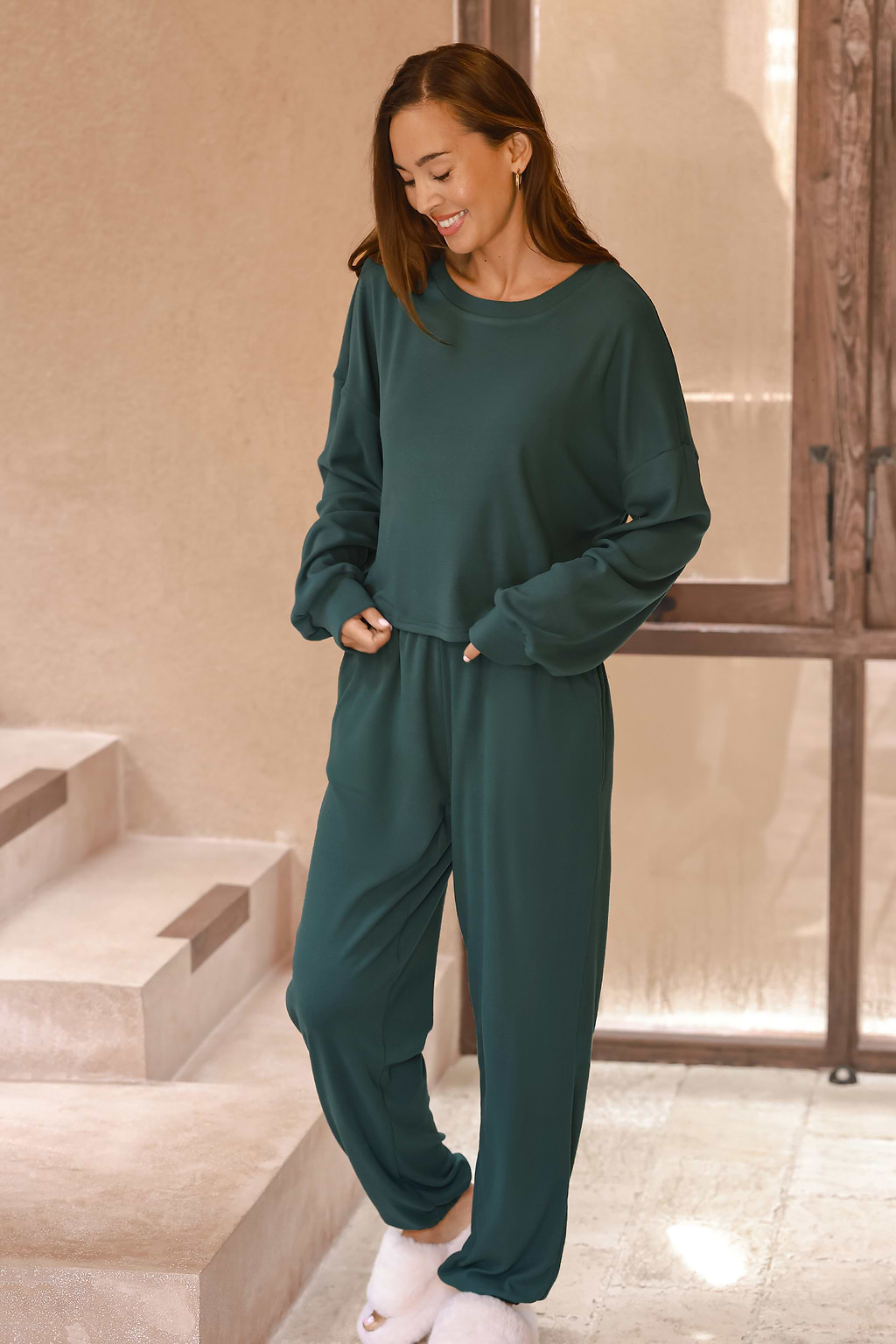 Conjunto de pijama con cuello redondo y pantalones en color verde bosque