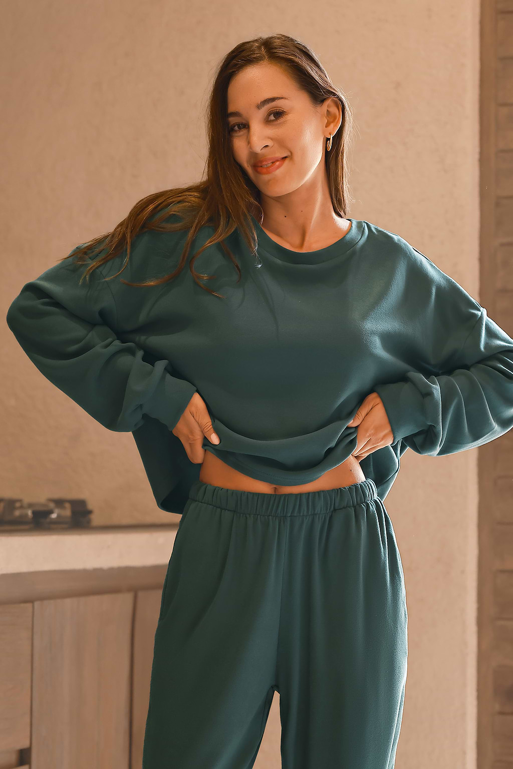 Conjunto de pijama con cuello redondo y pantalones en color verde bosque