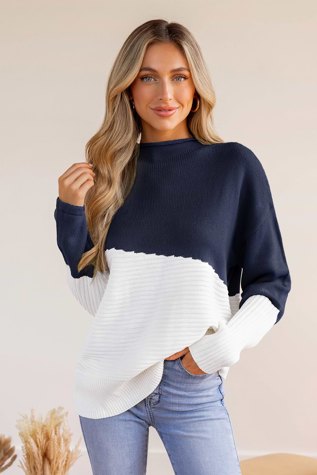 Maglione a collo alto asimmetrico colorblock blu navy e bianco