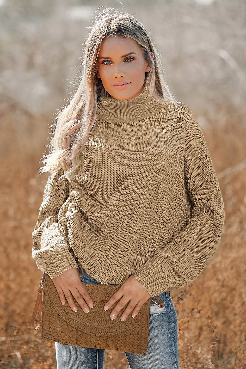 Suéter de cuello alto con hombros caídos en color marrón claro